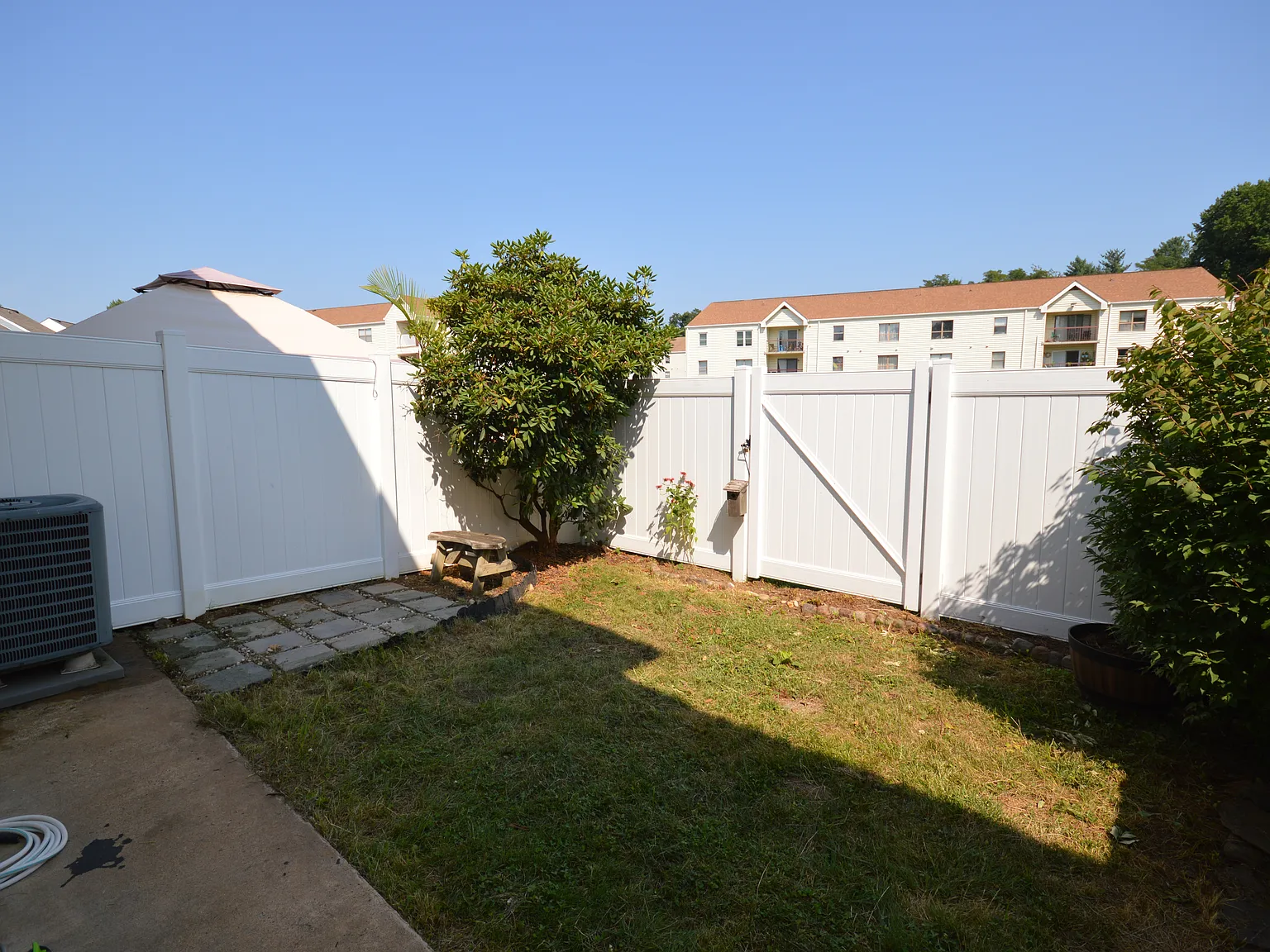 3 bed, 1.5 bath, 1260 sqft, $2,100 — Photo 4