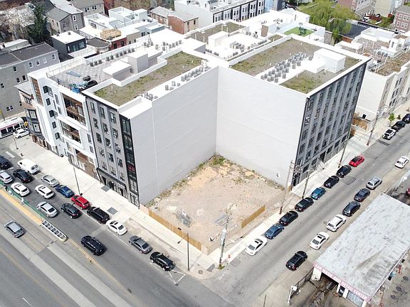 2nd image of 621 W Girard Ave