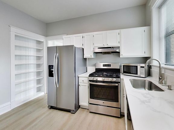 4th image of 2114 W Byron St #2