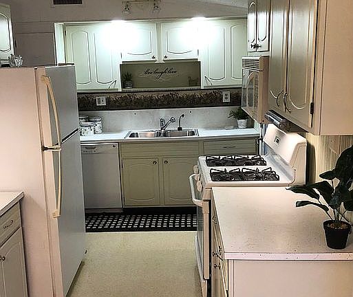 4th image of 229 W Ayers St