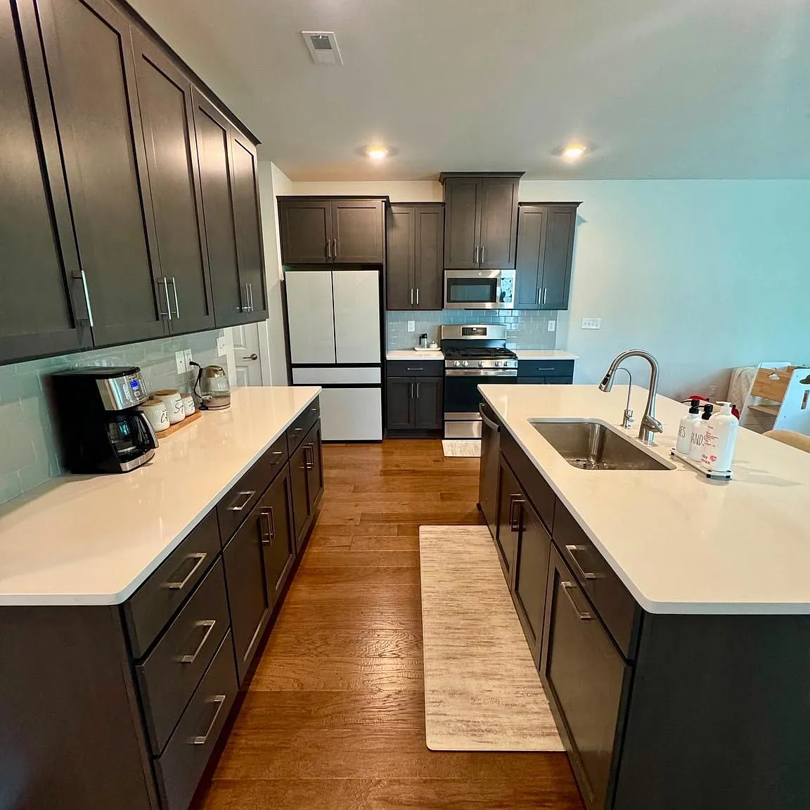 3 bed, 2.5 bath, 2450 sqft, $3,595 — Photo 4