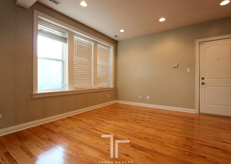 2nd image of 1634 W Grace St #3401
