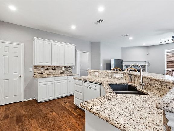 3rd image of 3839 Stockton Ln