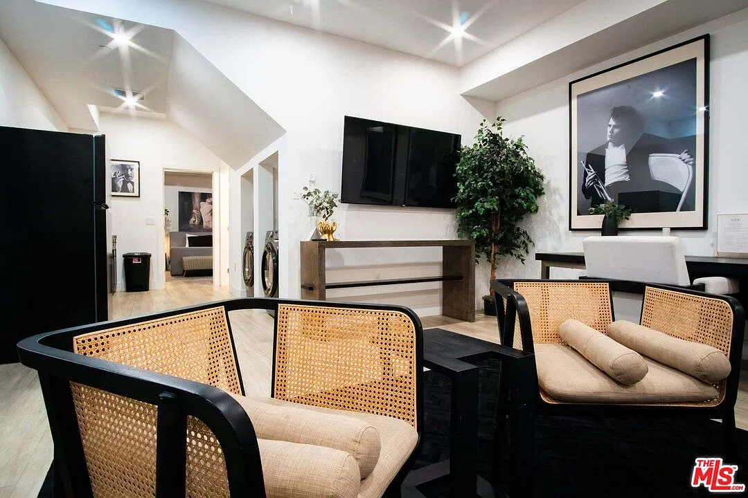 1 bed, 1.0 bath, 710 sqft, $2,400 — Photo 1