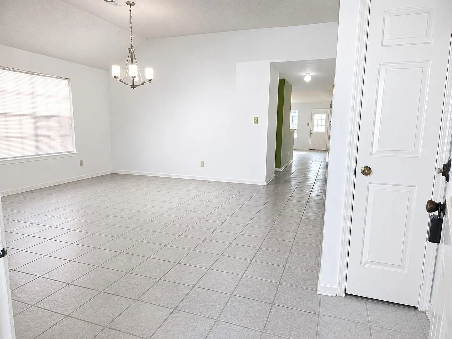 3 bed, 2.0 bath, 1958 sqft, $2,100 — Photo 4