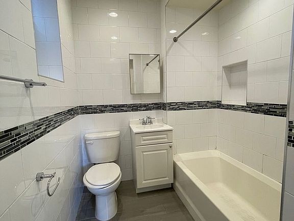 5th image of 580 E 17th St APT L5