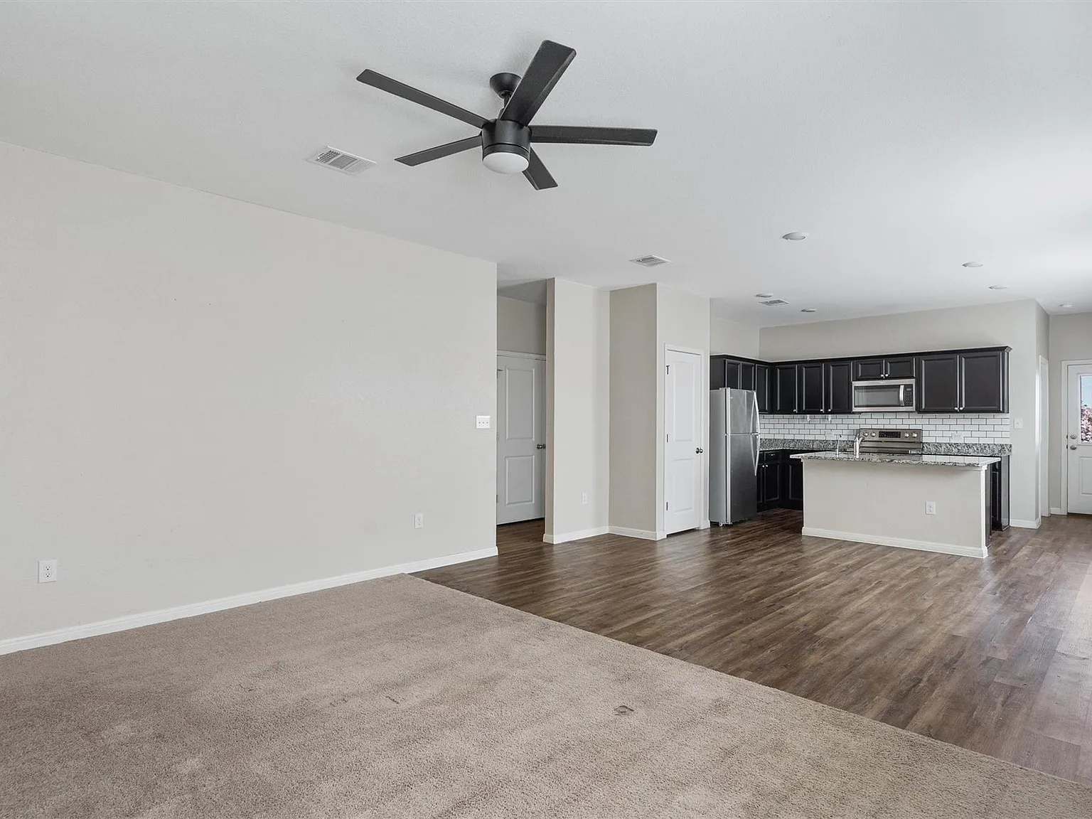 3 bed, 2.0 bath, 1376 sqft, $1,600 — Photo 4