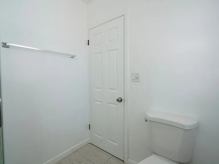 604 W 10th St — Photo 17
