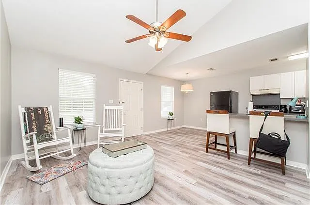1 bed, 1.0 bath, 650 sqft, $900 — Photo 2