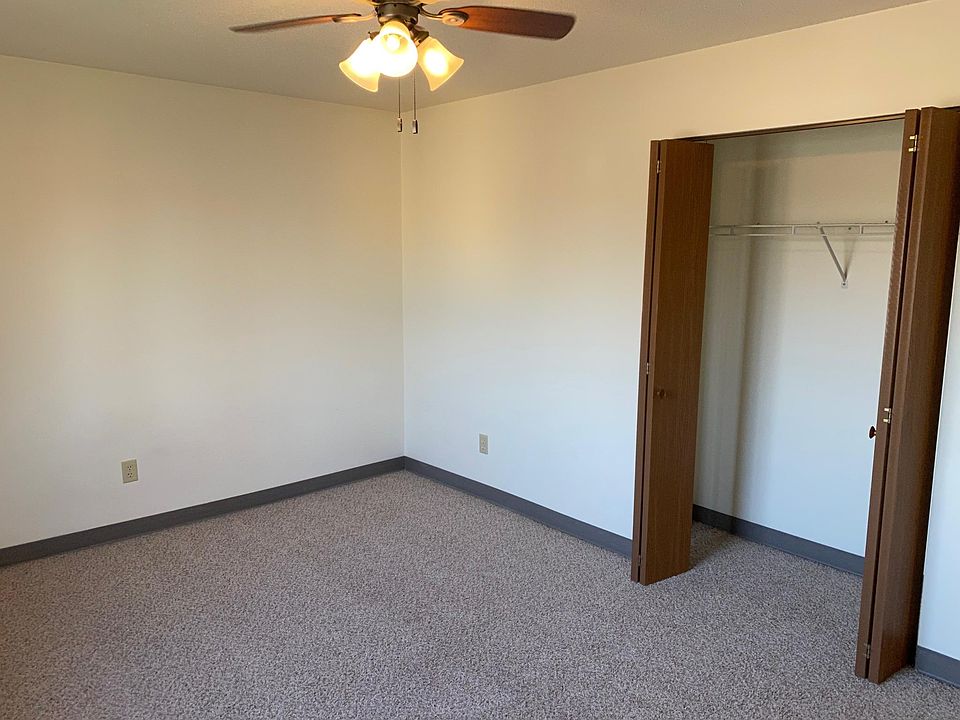2 bedrooms with closets and window