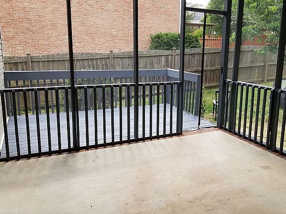 Screened in back patio area 