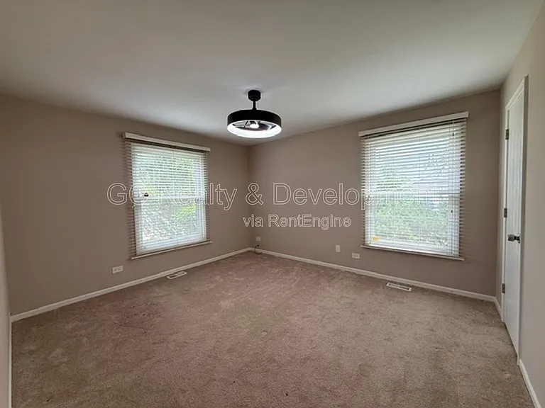 1686 Grosvenor Cir #B — Photo 18