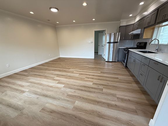 2nd image of 850 Lombard St