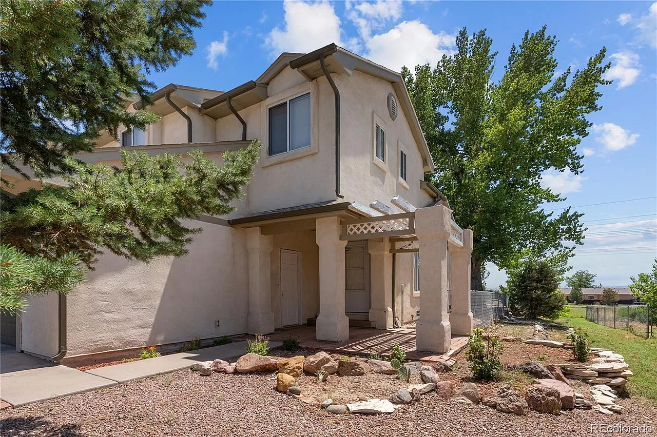 3 bed, 2.5 bath, 1448 sqft, $2,000 — Photo 3