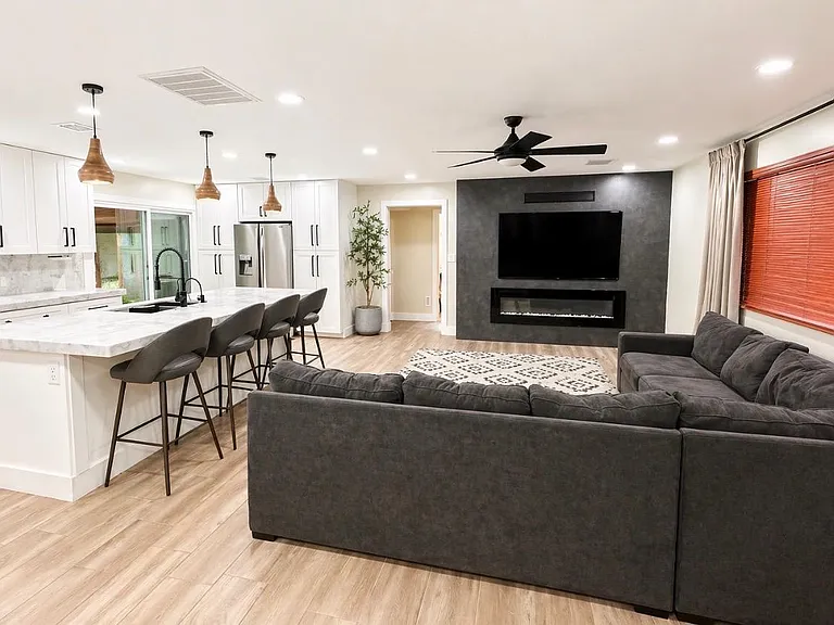 1237 E Riviera Dr — Photo 3