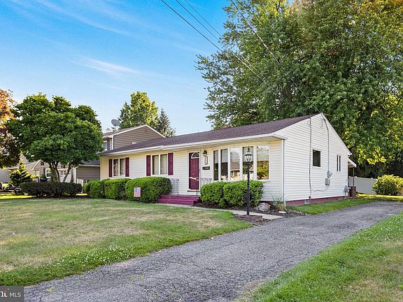 2nd image of 8 Hunt Rd