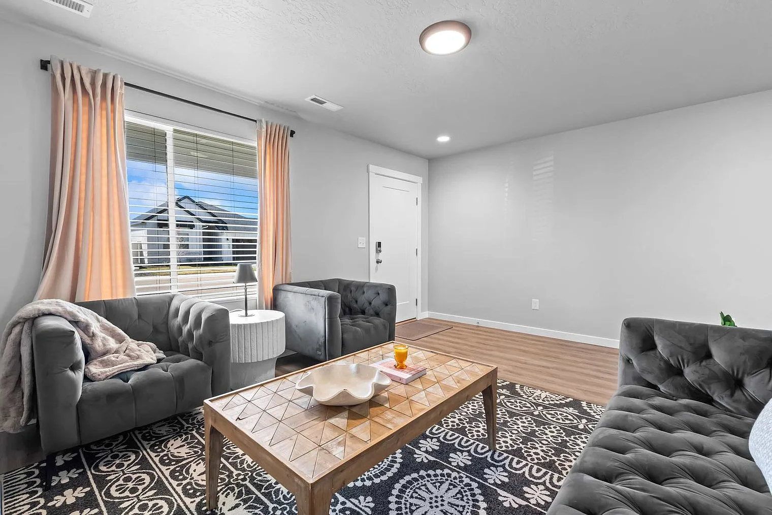 5 bed, 2.0 bath, 2798 sqft, $10,206 — Photo 3