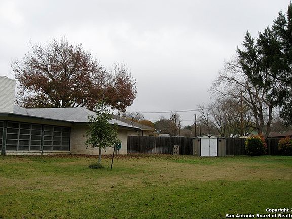 4th image of 534 Candleglo Dr