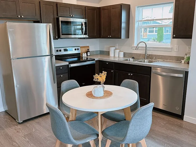 600 E Maple St — Photo 3