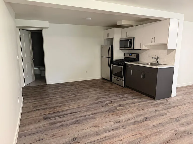 1714 Columbia Street 305 W — Photo 6