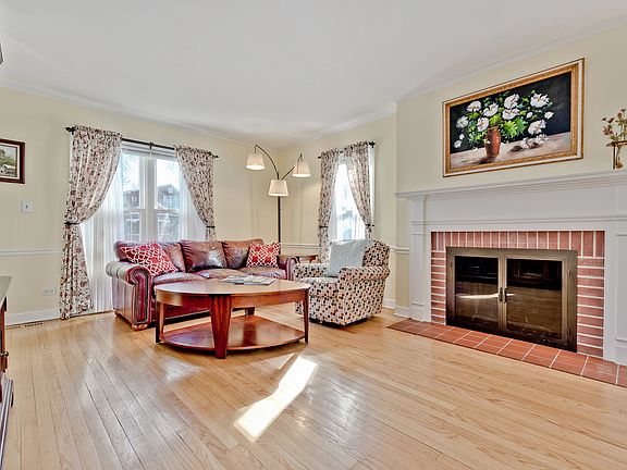 5th image of 830 N Vail Ave