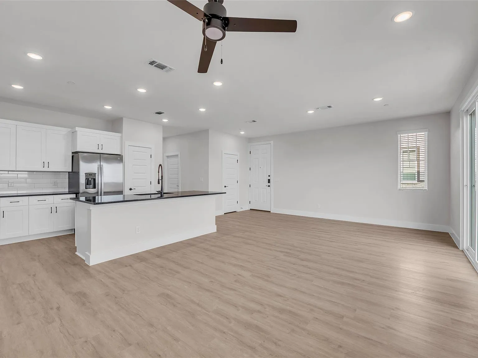 4 bed, 2.5 bath, 1941 sqft, $2,686 — Photo 3
