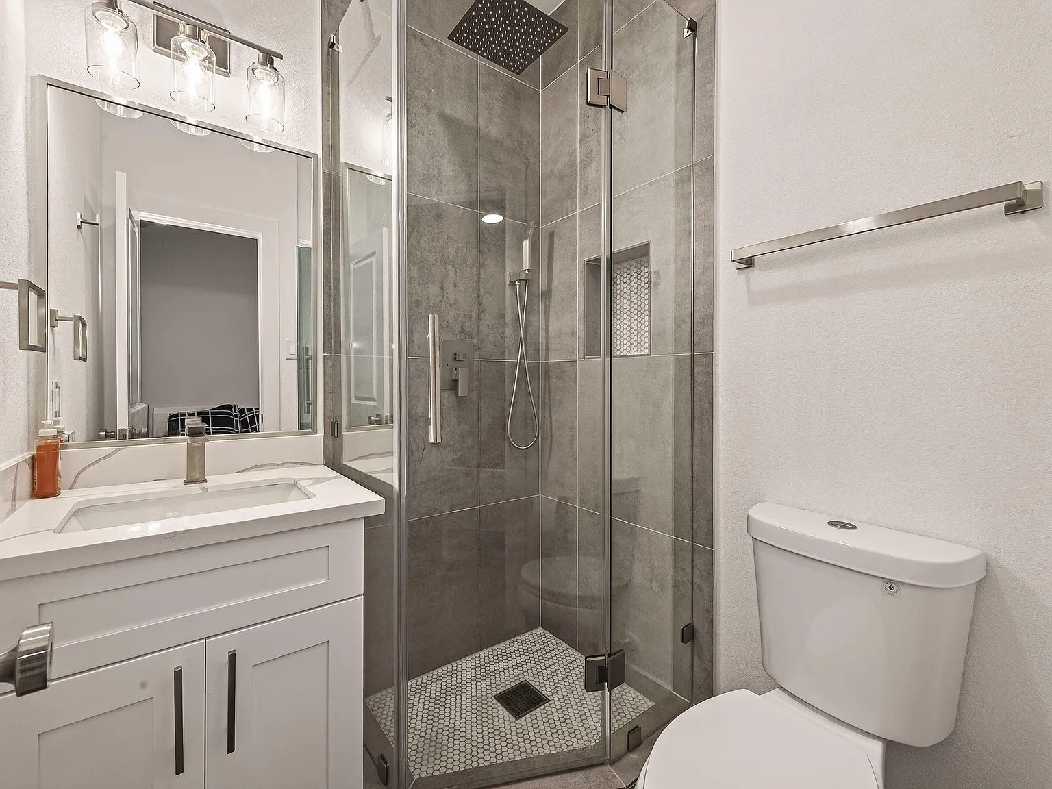 4 bed, 10.0 bath, 2414 sqft, $1,048 — Photo 4
