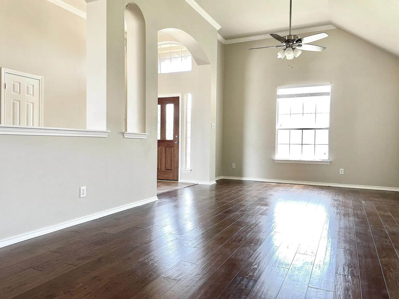 4 bed, 2446 sqft, $2,900 — Photo 2