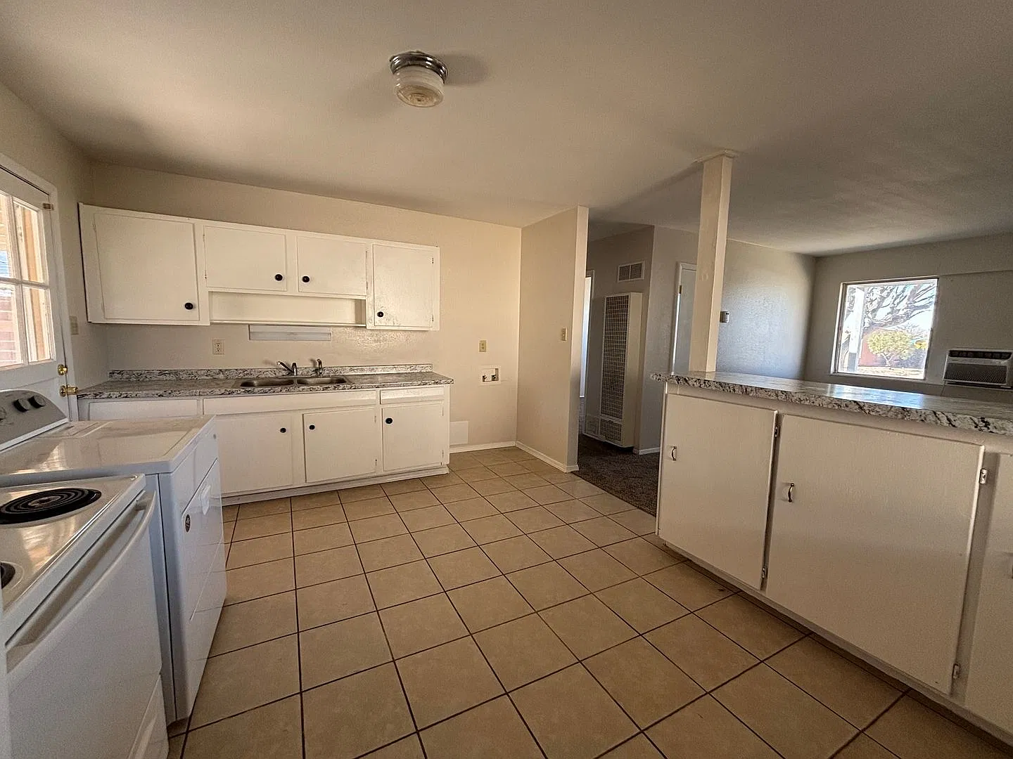 Conveniently located 3 Bedroom, 1 bath home — Photo 2