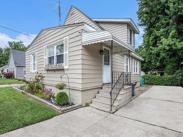 1193 Carman St, Burton, MI 48529