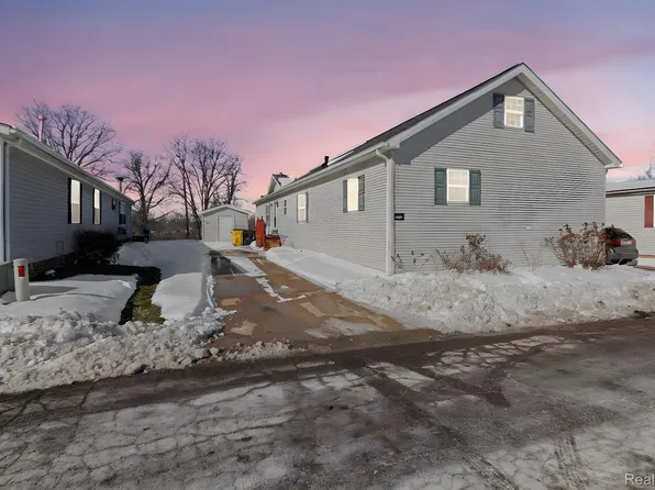 4957 Venice Cir, Northville, MI 48167