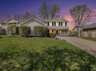 2370 Lansbury Dr, Waterford, MI
