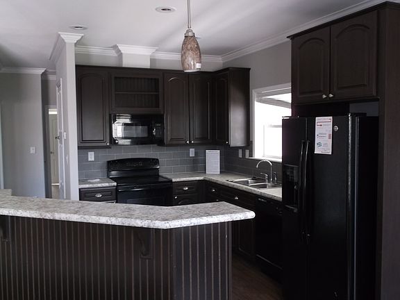 3rd image of 100 Lamplighter Dr.