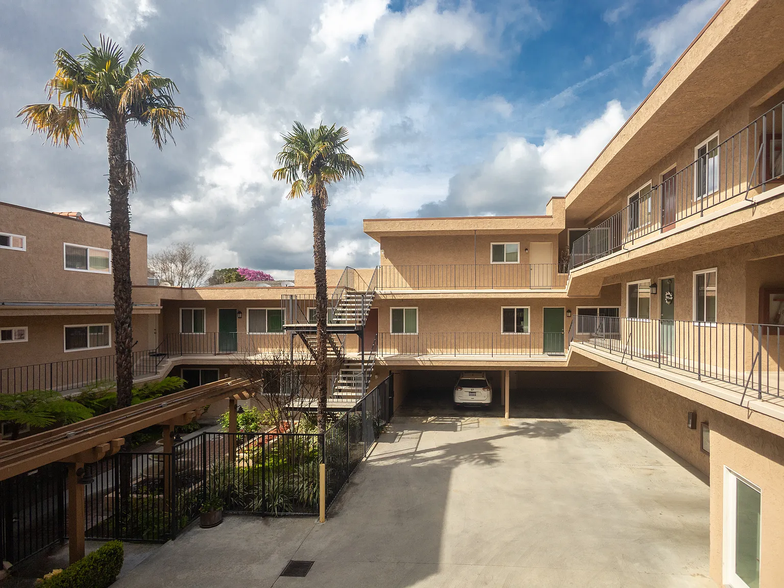 Californian Apartments — Photo 2