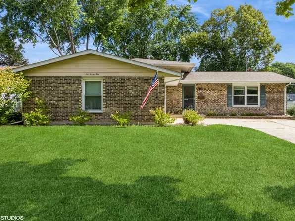 631 S 7th St, Dundee, IL 60118