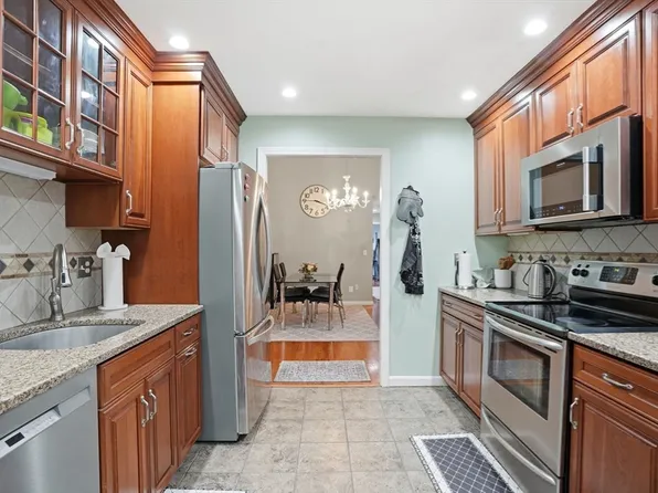 11 Royal Lake Dr APT 6, Braintree, MA 02184