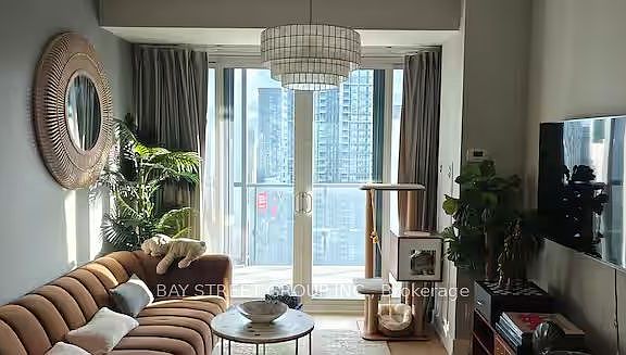 2nd image of 7 Grenville St #3411