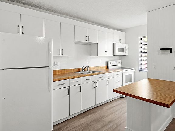 2nd image of 1041 SE Monterey Rd #2-4
