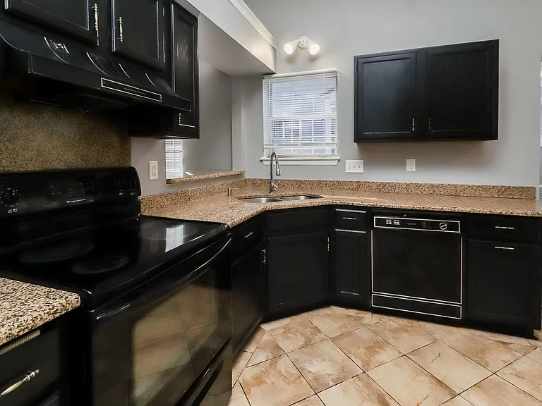 3606 Briarthorne Dr — Photo 5