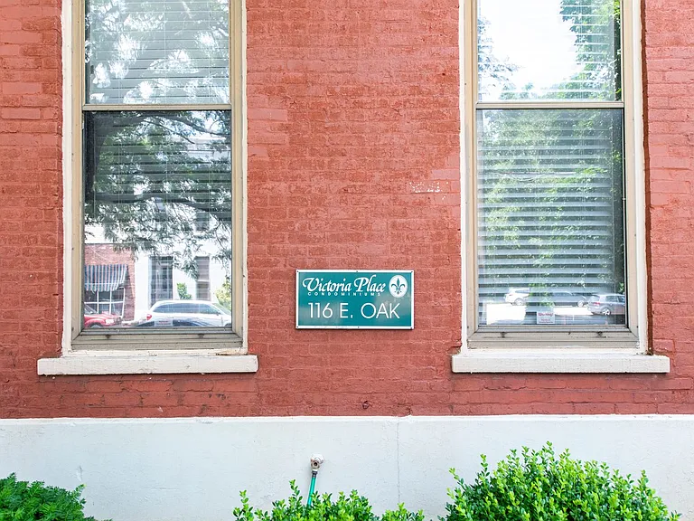 116 E Oak St — Photo 17