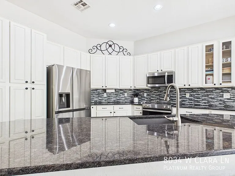 8034 W Clara Ln — Photo 2