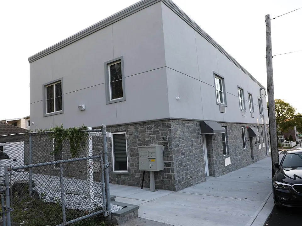 418 Edgewater Rd #3