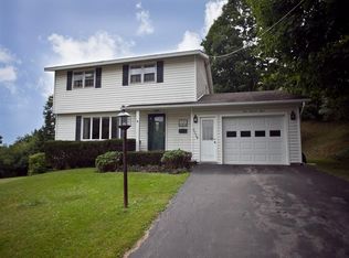 103 Oakridge Dr, Syracuse, NY 13209