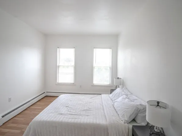 91 Elm St APT 3, Holyoke, MA 01040