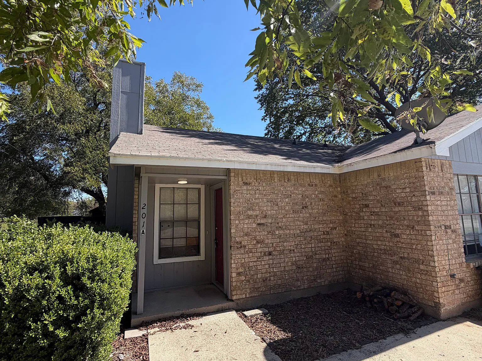 3 bed, 1211 sqft, $1,350 — Photo 1