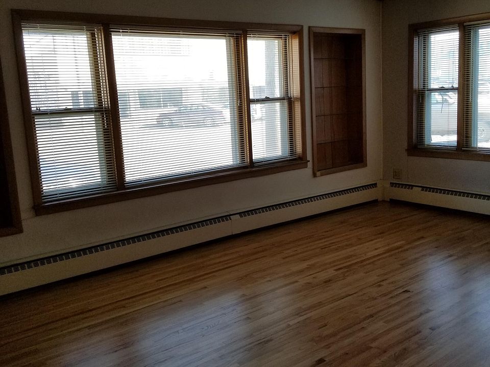 Spacious living room with great sun light