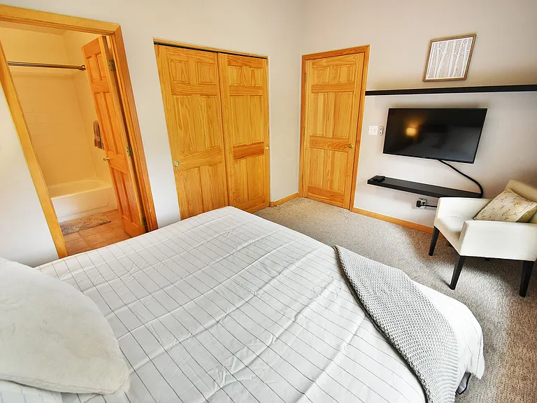 172 Robin Dr — Photo 3