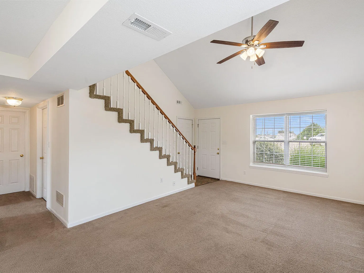 3 bed, 2.0 bath, 1500 sqft, $1,475 — Photo 2