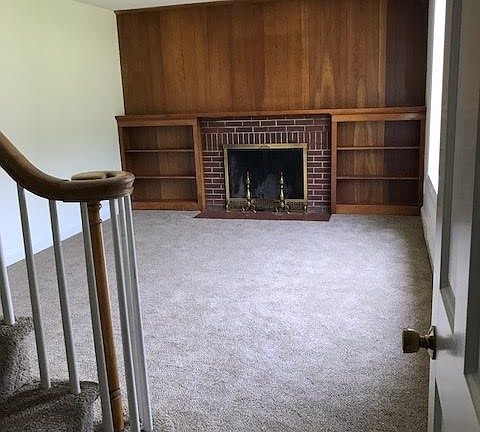 4th image of 33 Crestwood Cir