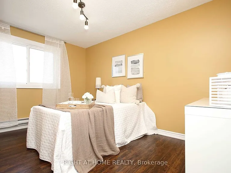 653 Dorchester Dr — Photo 12